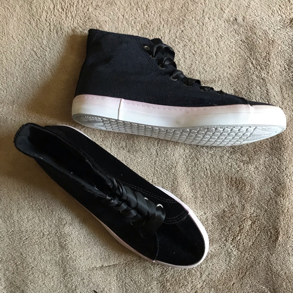 Brand new Joe Boxer crushed velvet high tops